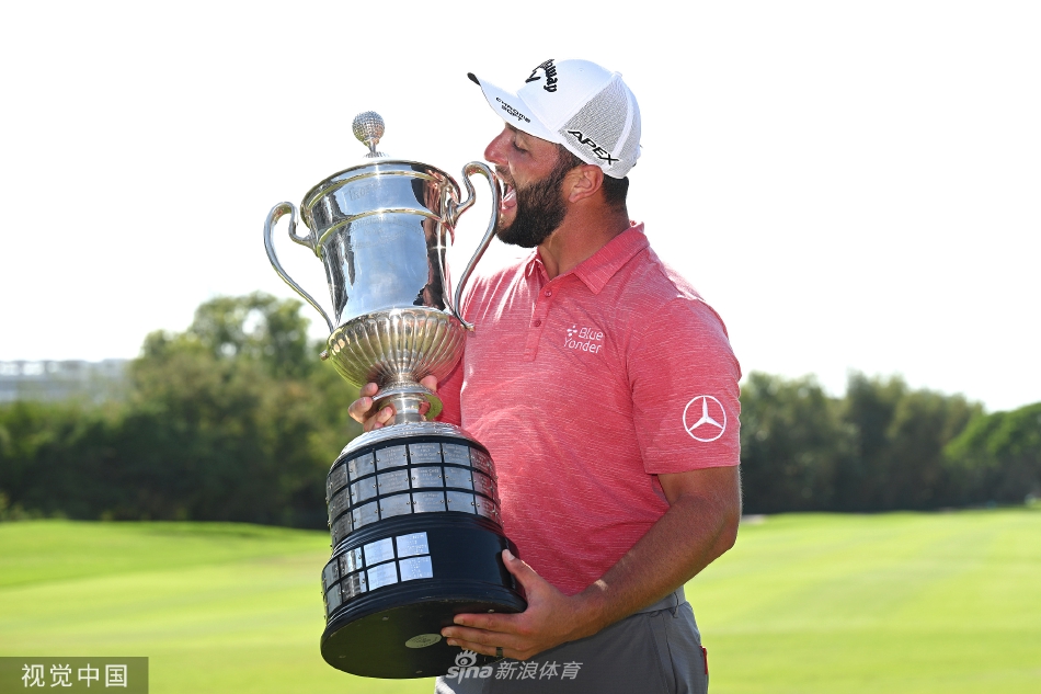 拉姆高举银色冠军奖杯向观众致意，灿烂笑容与奖杯光芒交相辉映，胜利时刻永恒定格。