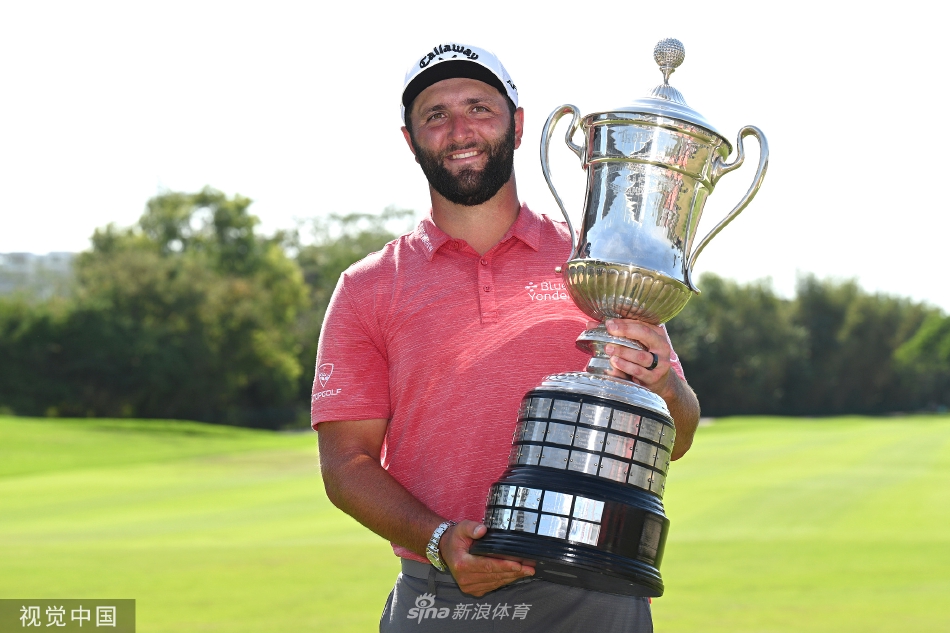 观众席上人群沸腾，为精彩比赛喝彩，色彩斑斓的服饰汇成一片欢乐海洋。