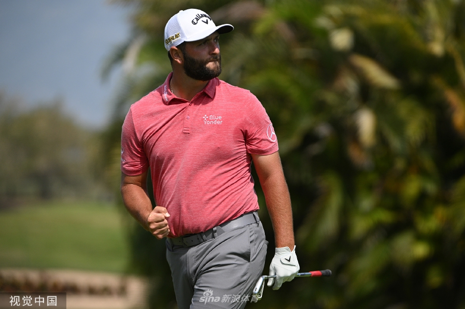 潘政琮在果岭边细致观察推杆线路，神情冷静如正在破解一道精密几何难题。