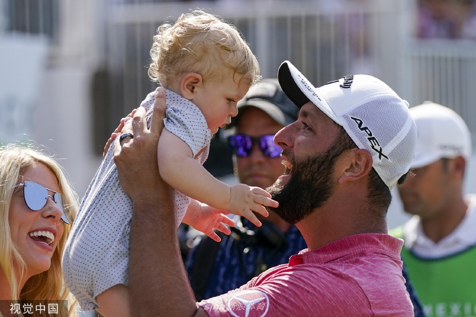 琼·拉姆在第十八洞果岭握拳庆祝，阳光下他的身影与球场融为一体，尽显冠军霸气。