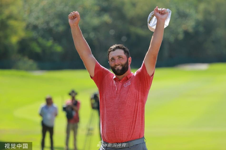 冠军拉姆优雅完成一记沙坑救球，沙粒如金色瀑布般扬起，画面极具动感与张力。