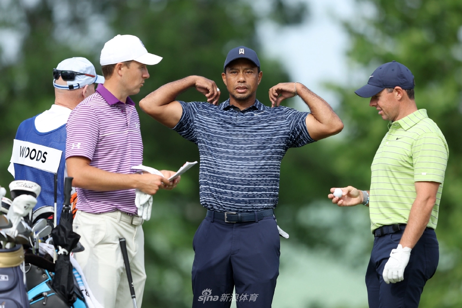 伍兹在巨大热情的高尔夫球迷包围中走向下一洞，人群簇拥彰显其无可比拟的赛场号召力。