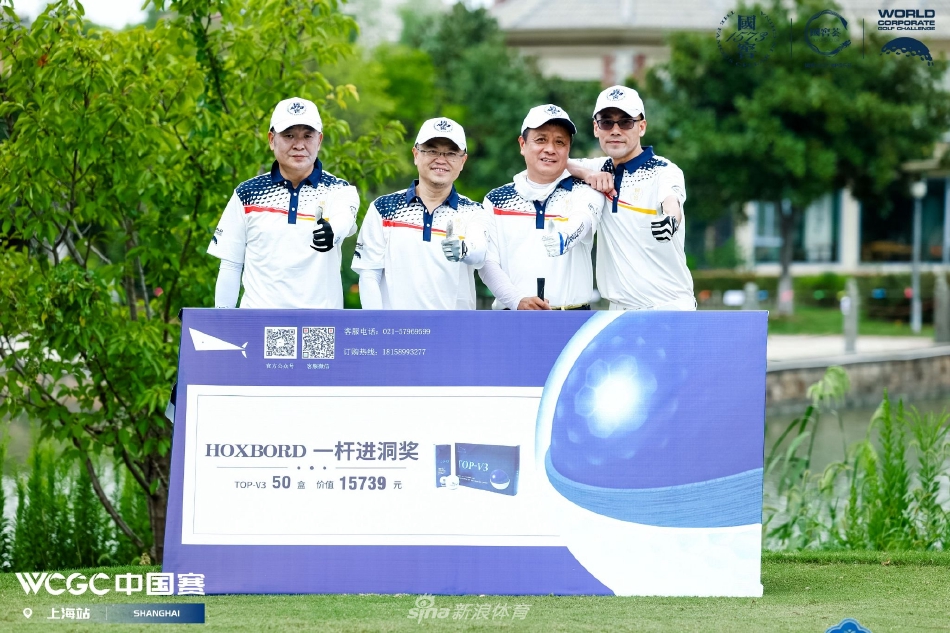 赛后记分处,选手们认真核对成绩,专注的神情体现了对规则与荣誉的尊重