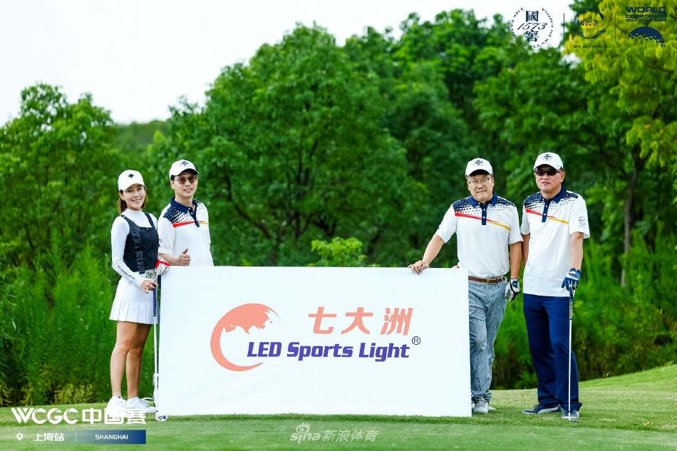 阳光洒在开阔的球道上,两位球手并肩前行,交流心得,构成一幅和谐的运动画卷