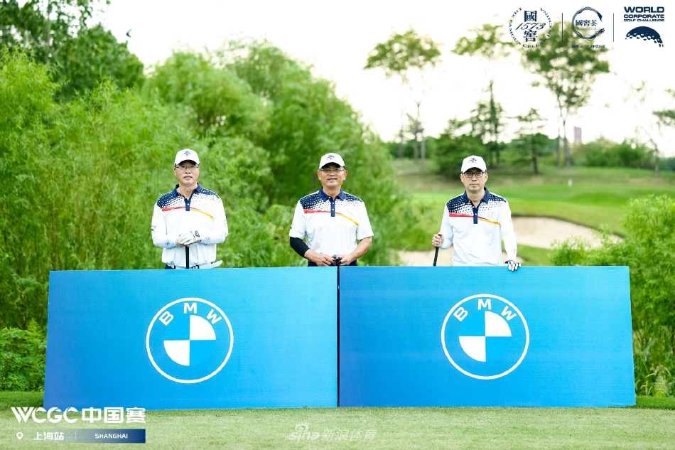 暮色下的俱乐部会所灯火初上,宛如一座宁静的港湾,慰藉着每一位尽兴而归的球员