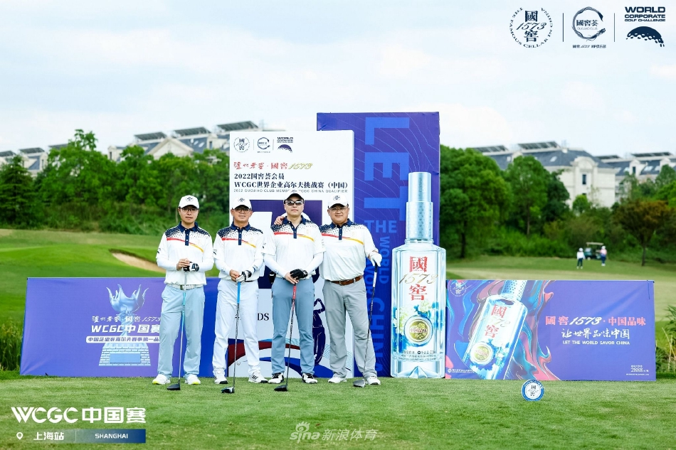 颁奖时刻,胜利者高举奖杯笑容灿烂,背后是同伴们热烈的祝贺掌声