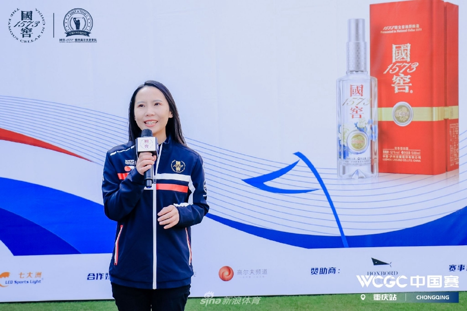 绿茵球道上，球手从容挥杆，身姿与远山晴空构成一幅和谐而动感的画卷。