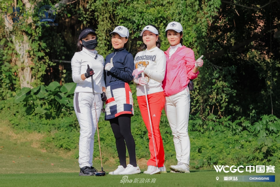 赛后雅集，嘉宾们举杯相庆，琥珀色的酒液映照着成功的喜悦与真挚的情谊。