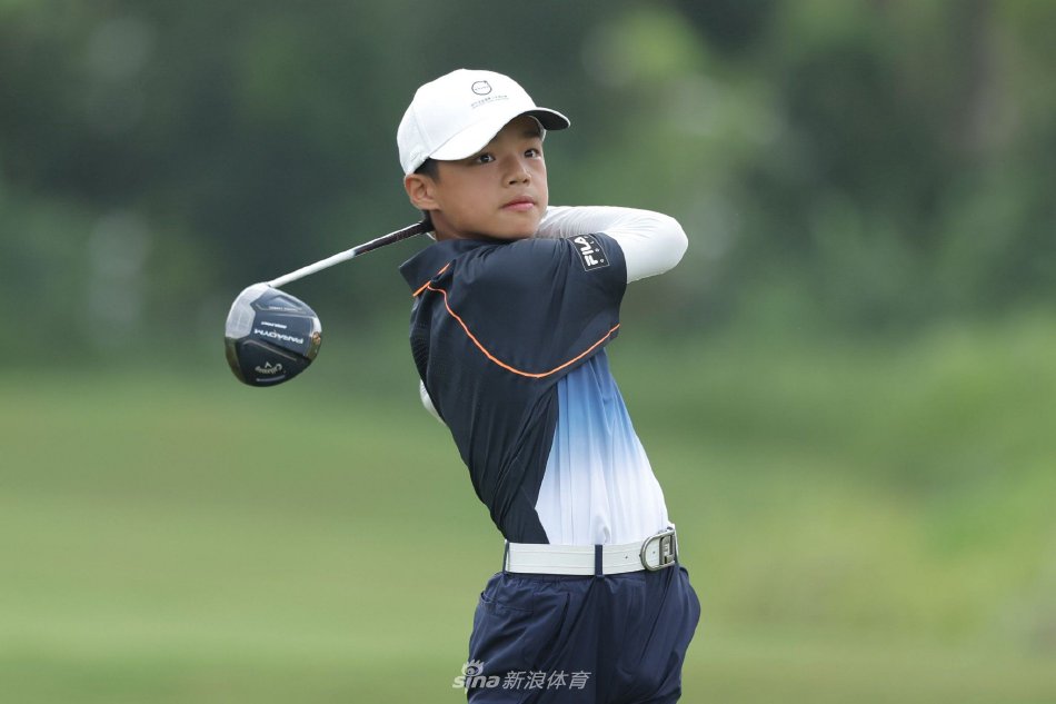 陈学思在沙坑中全力一击，沙粒飞扬间小球精准冲向旗杆