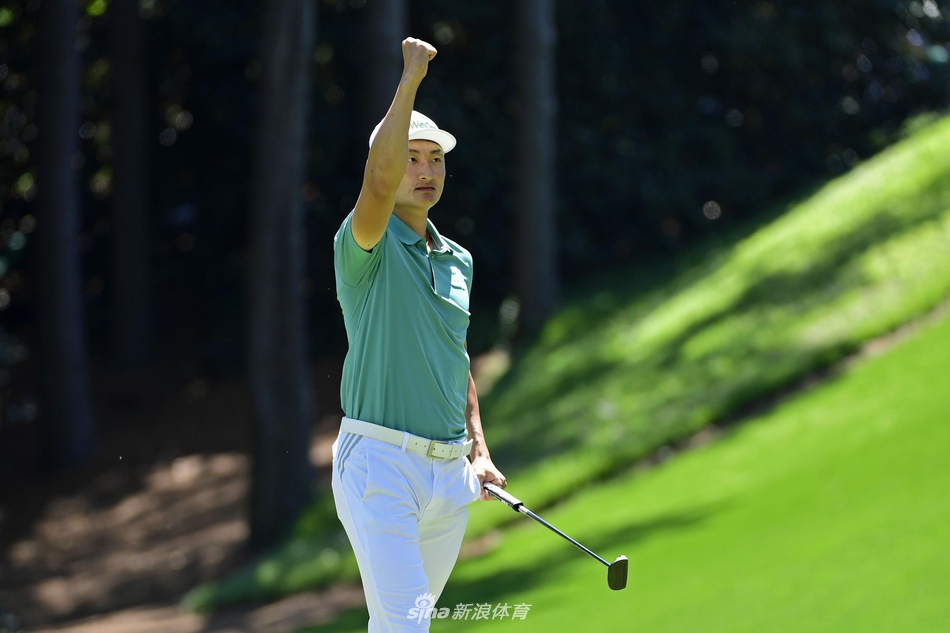 大师赛练习日，众多球迷聚集在场地周围，期待一睹球星风采。