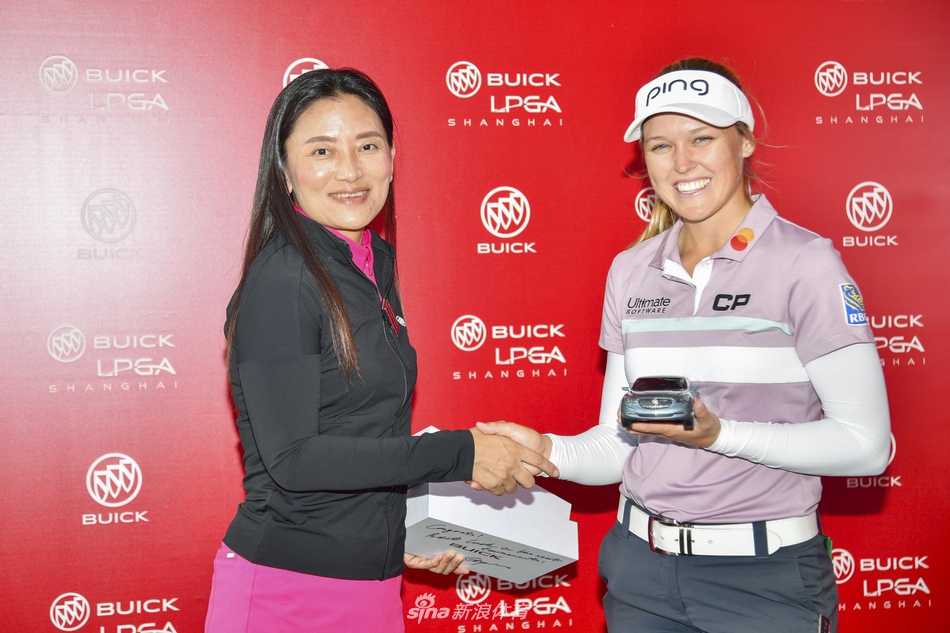 泰国名将阿瑞雅大力开球，白色小球在空中划出优美有力的抛物线