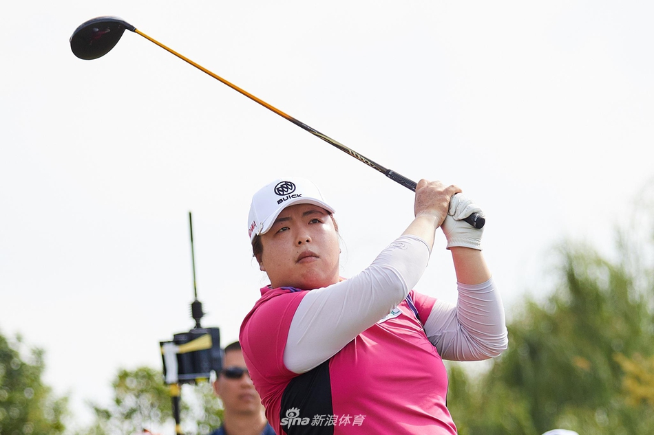 冯珊珊在比赛中全神贯注地推杆，果岭上的沉稳尽显大将风范