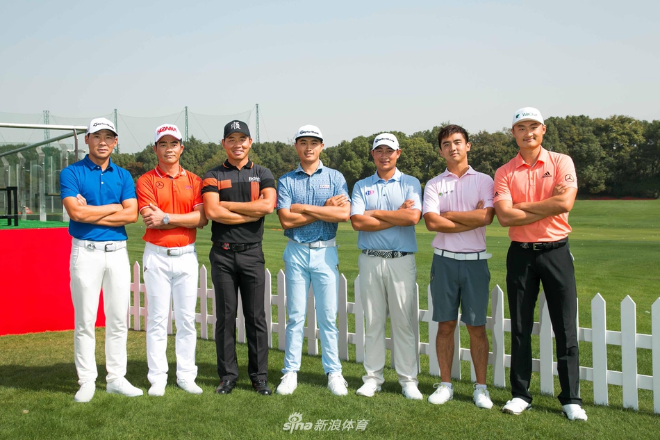 近距离特写捕捉到球员们的开怀瞬间,袁也淳笑容灿烂,身旁白政恺侧耳倾听,画面充满动感与活力