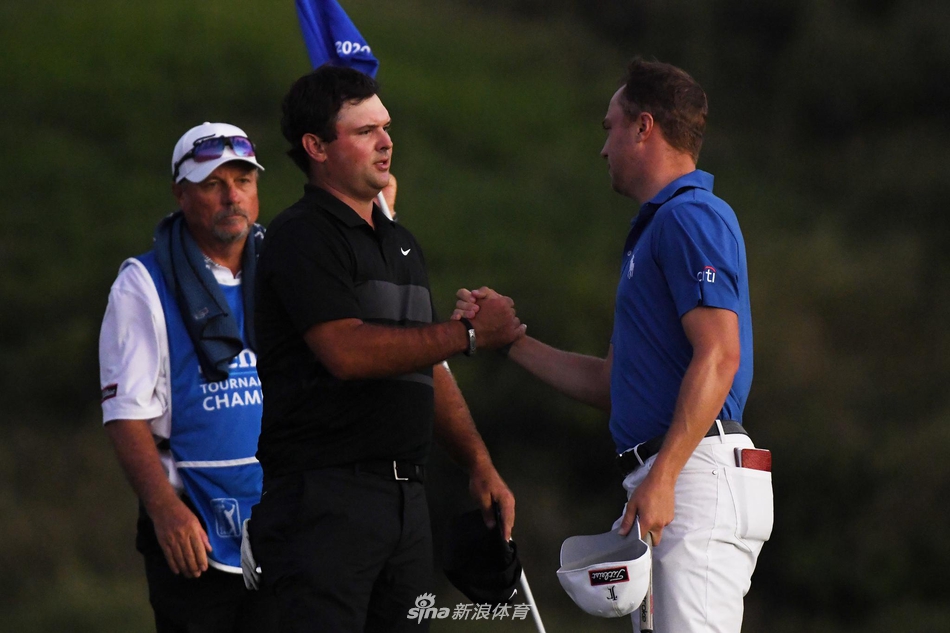 赞德·谢奥菲勒在果岭上俯身查看推杆线路，表情专注，卫冕之路在最后一刻遭遇挫折。