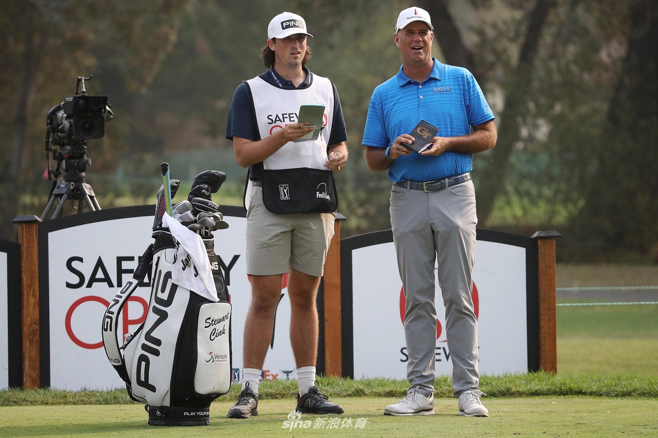 夺冠后，辛克与担任自己球童的儿子里根深情拥抱，儿子将头靠在父亲肩上，这个拥抱充满了信任、骄傲与无言的感激。