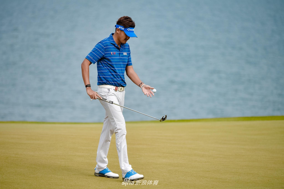 新生代力量窦泽成在发布会上自信发言,眼神专注,展现了中国高尔夫年轻一代冲击国际舞台的雄心。