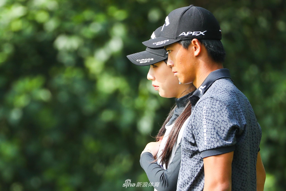 张蕙麟高举沉甸甸的冠军奖杯，笑容灿烂，身后是见证他辉煌的主场夜空