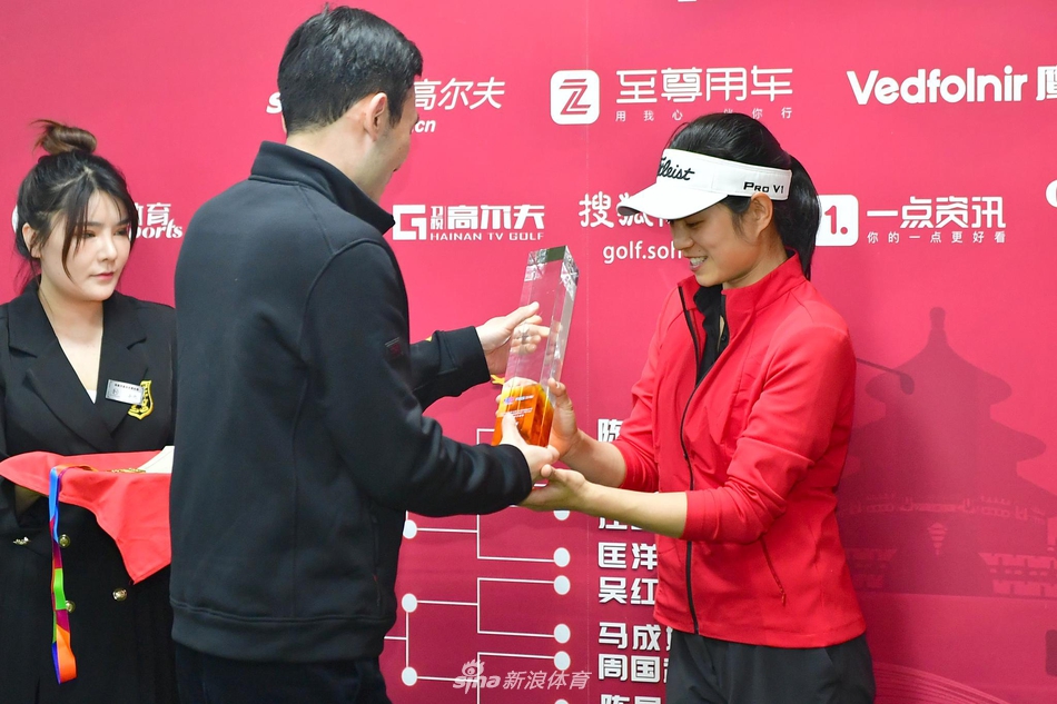 北京豪赢万高尔夫俱乐部内景，现代感十足的模拟器包间与专业赛事氛围交织