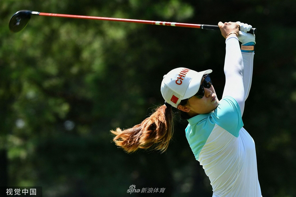 完成首轮比赛后,林希妤神情平静中带着思索,仿佛已在总结今日得失并为明日之战做准备