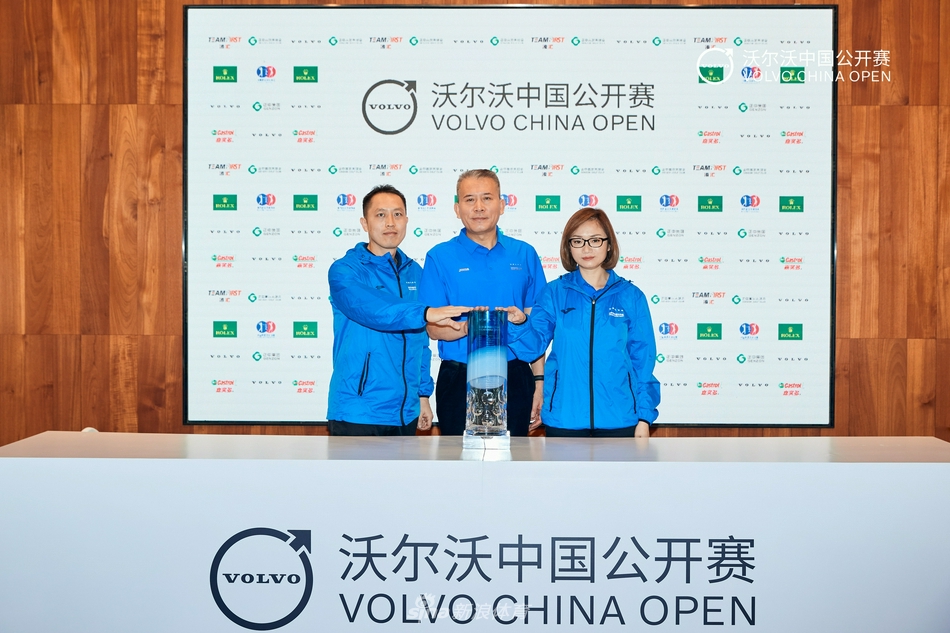 中国高尔夫传奇人物张连伟在发布会上面带微笑，亲切地与现场嘉宾及媒体交流，尽显名宿风范。