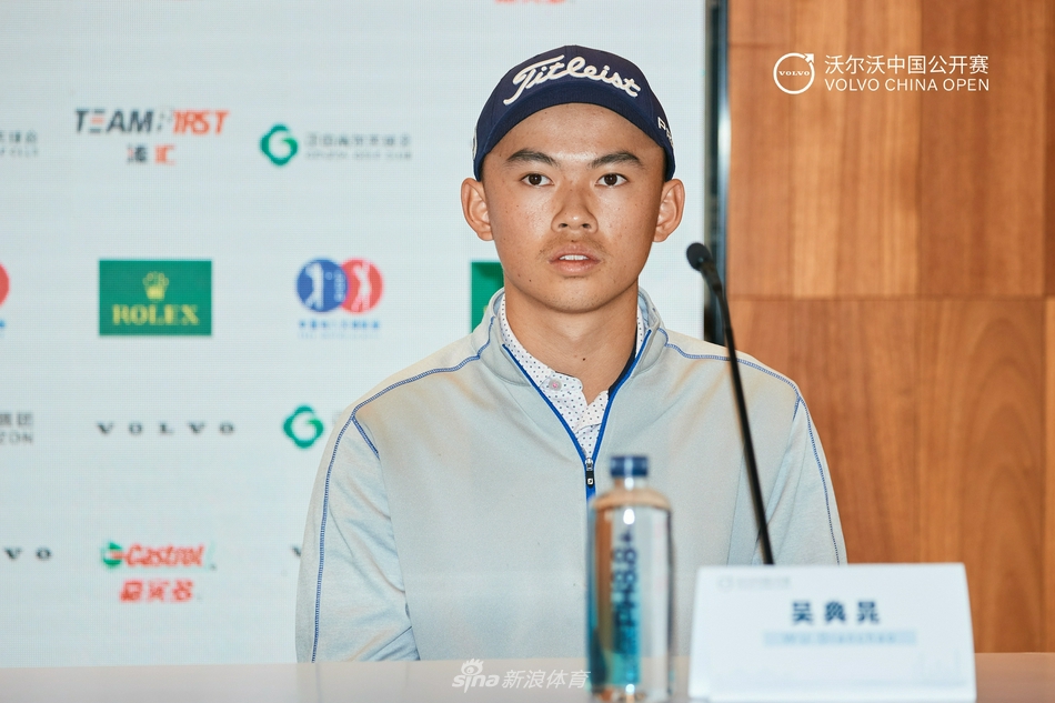 新生代球员吴典晁聚精会神地聆听发言，眼神中充满对即将到来大赛的专注与渴望。