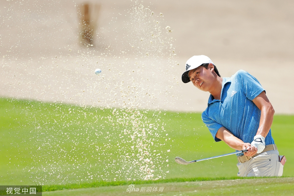 赛事球场全景，绿茵、沙坑、碧海与远山构成一幅绝美画卷，这里是梦想成真的舞台。