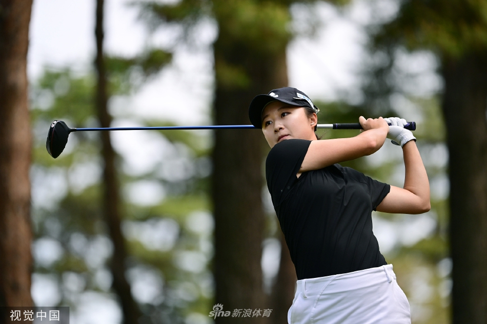 冠军推杆:山下美梦有在观众注视下推出致胜一推,表情沉着冷静,尽显大将风范。