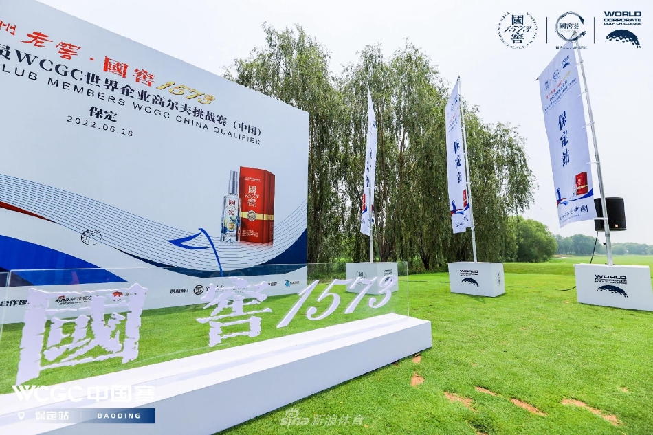 四位球手与球童结伴行走于起伏的球道间,谈笑风生,展现了赛事中友谊与竞技并重的和谐氛围,背景中的庄园会所显得宁静而典雅。