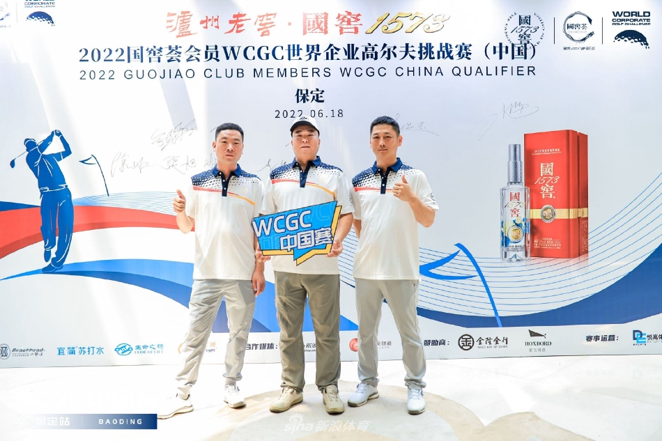 颁奖时刻,获胜团队高举奖杯绽放灿烂笑容,香槟的泡沫在阳光下飞舞,胜利的喜悦与团队荣誉感感染着现场的每一个人。