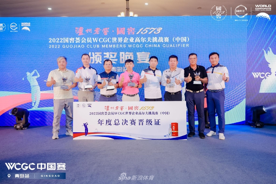 开球仪式上，嘉宾潇洒挥出彩球，一道绚丽弧线划破天际，拉开了山海之间竞技的序幕。