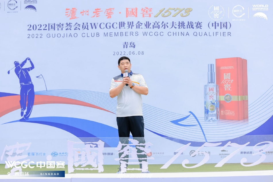 颁奖晚宴上，水晶奖杯在灯光下熠熠生辉，冠冕时刻凝聚着荣耀与喜悦，胜利笑容感染全场。