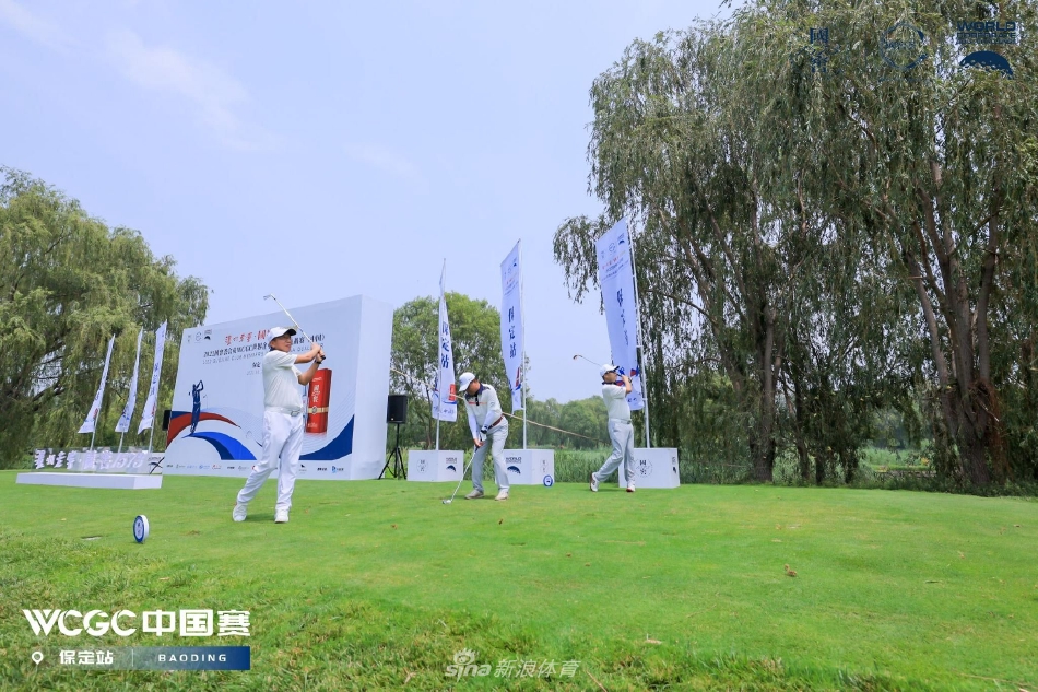 夕阳西下,球手完成最后一推后与队友击掌庆祝,金色的余晖洒满果岭,为一天的拼搏画上了一个温暖而圆满的句号。