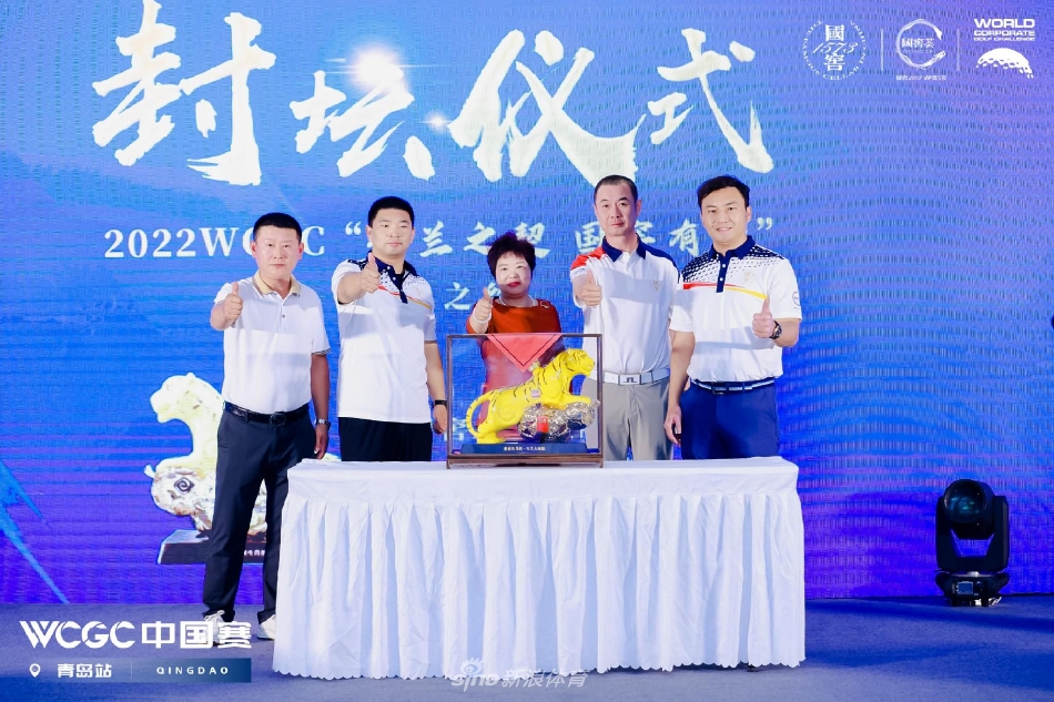 夕阳西下，球手漫步于洒满金光的球道，与同伴并肩而行，背影拉长，宁静而温馨。