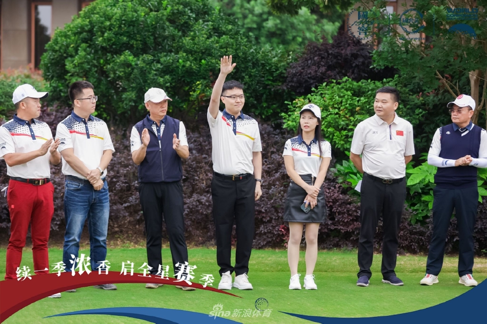 沙坑救球瞬间，沙粒飞扬，选手展现出精湛的短杆技巧，力挽狂澜。