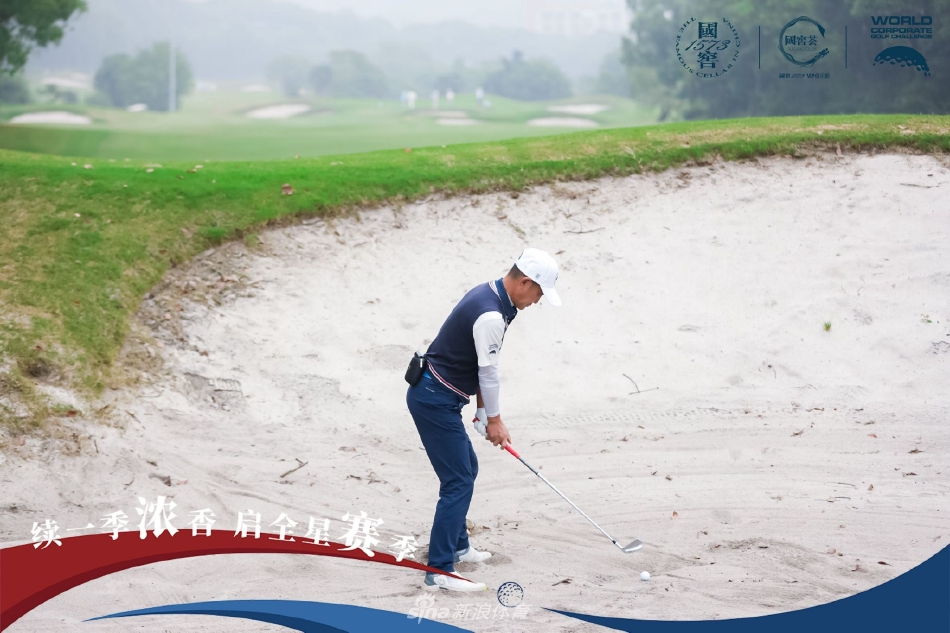 黄昏时分，选手在如水墨画般的天空下悠然漫步于球道，霞光将身影拉长，意境悠远。