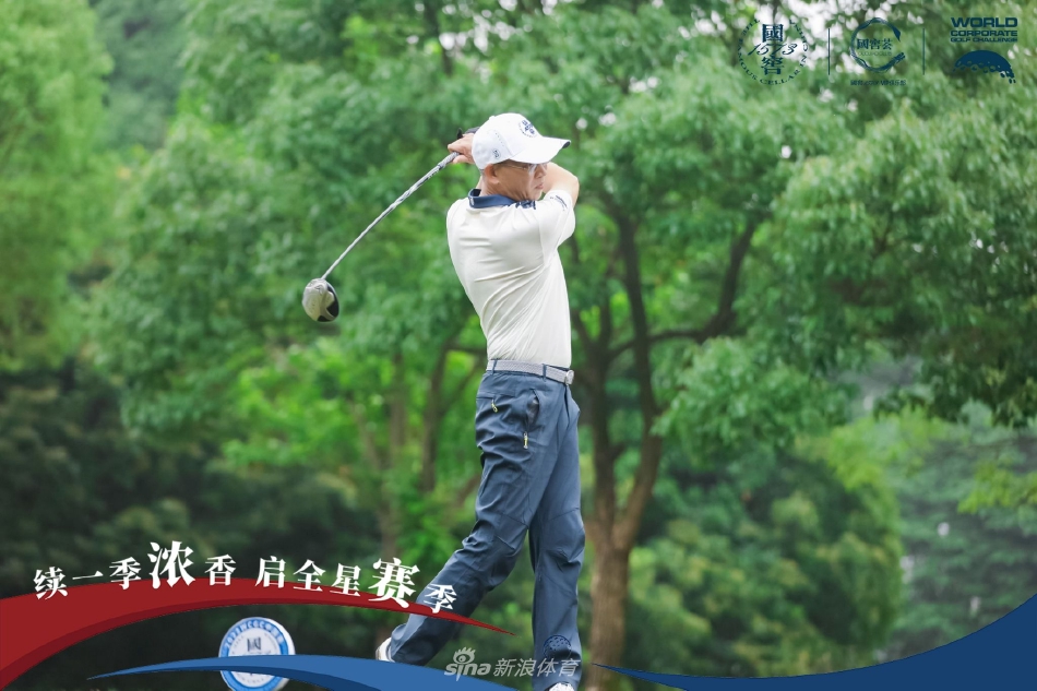 赛事颁奖典礼现场，获奖选手高举奖杯，香槟喷洒，金色奖杯在灯光下熠熠生辉，荣耀时刻被永久定格。