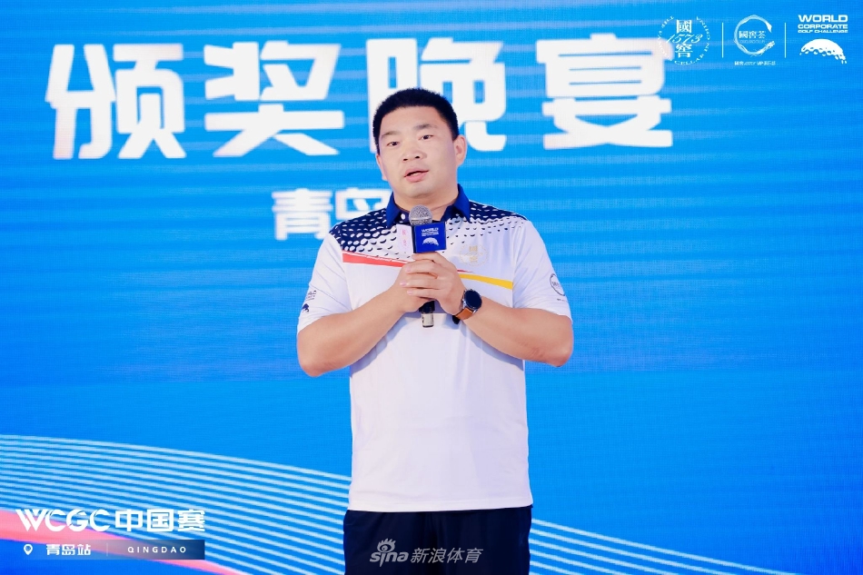 绿茵球道上，球手侧身蓄力挥杆，身姿如满弓，球杆划破空气的瞬间充满力量与美感。