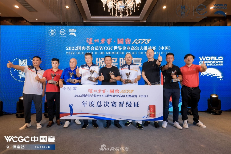 球手在湖畔边线位果断挥杆,水面的粼粼波光与扬起的草屑瞬间定格,展现出力与美、风险与勇气共存的瞬间。