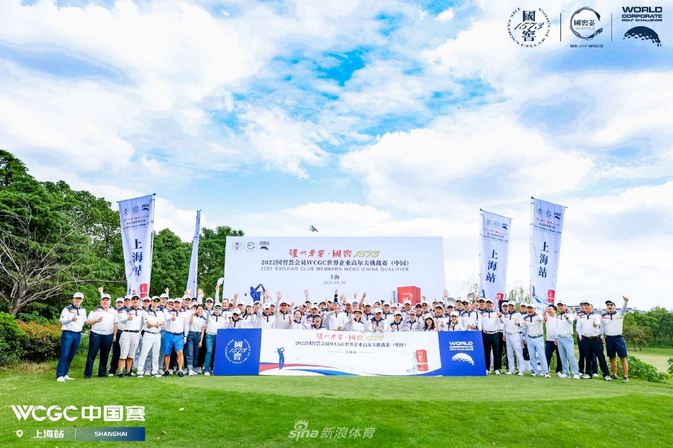 金色晨光中,一位球手沉稳挥杆,白色小球划破天际,开启赛事的精彩篇章