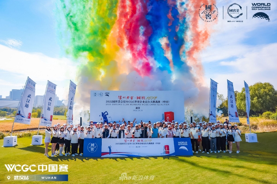 冠军球手挥杆瞬间，白色小球划破天际飞向明媚晴空