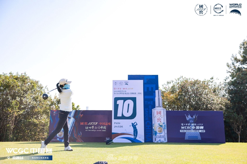 颁奖时刻,获奖球手手捧奖杯与鲜花站在台上,脸上洋溢着自豪与喜悦的笑容