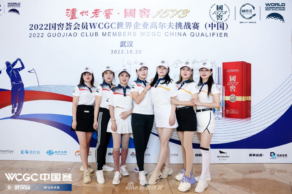 夕阳余晖洒满球场，球手并肩漫步归来，身影拉长于金色草坪