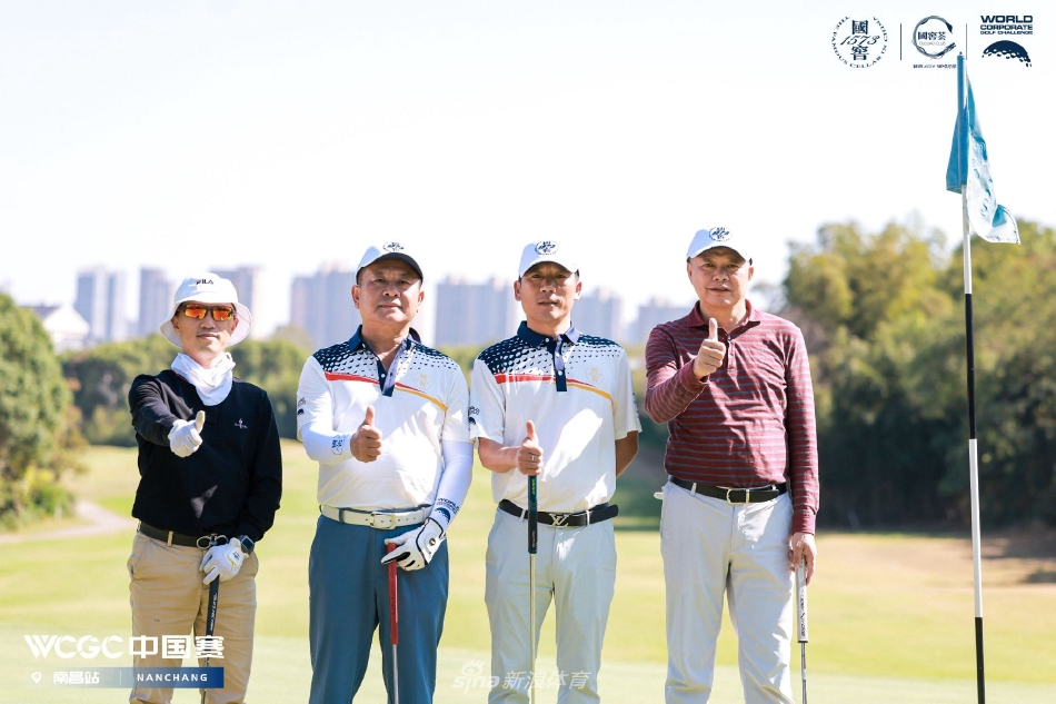 绿草如茵的球道上,球手们或行走或观察,远处是典型的球场景观与树木,一片和谐自然