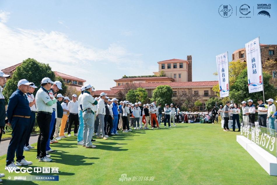 一位球手正全神贯注地推杆,背景是宁静的湖泊与起伏的丘陵,画面充满静谧而专注的力量