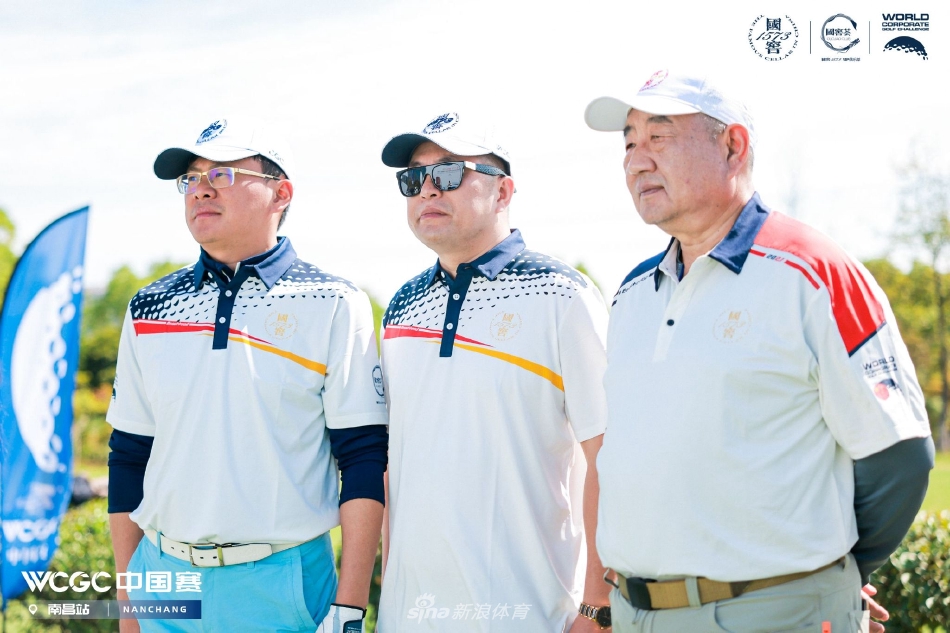 两位球手在球道上轻松漫步交流,笑容灿烂,展现了以球会友、其乐融融的赛事精神