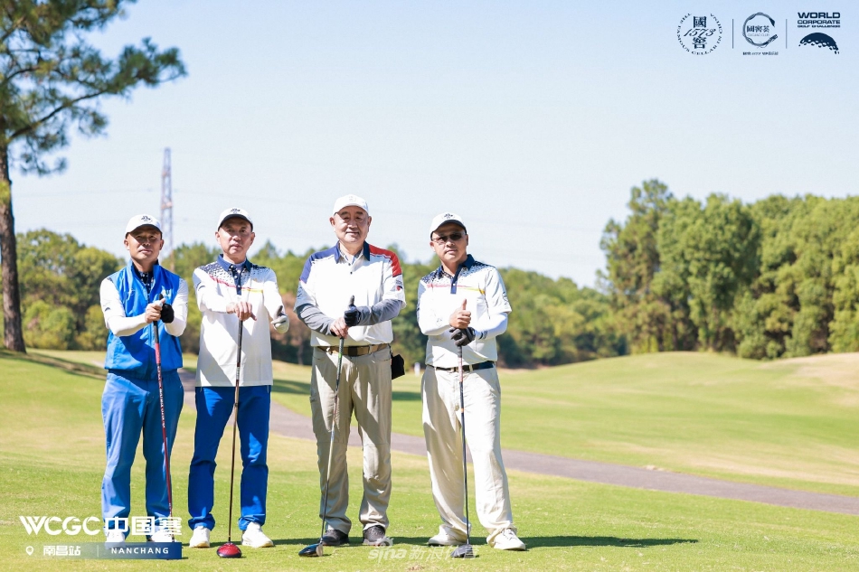 一位球手在发球台上完成一次完美的开球挥杆,动作流畅有力,白色小球即将飞向远方