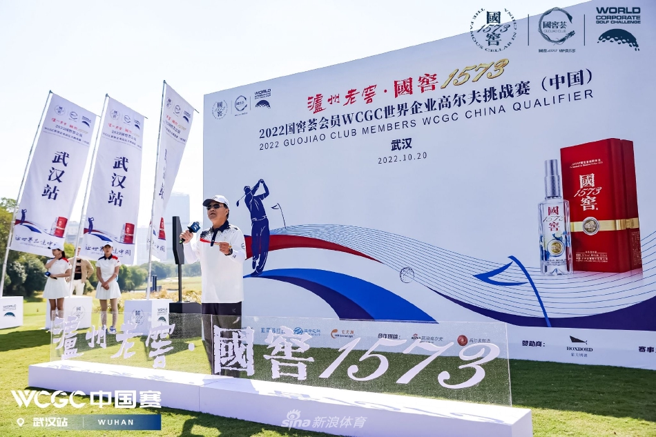 开球台前企业家沉稳挥杆，身影与远方城市天际线构成和谐画卷