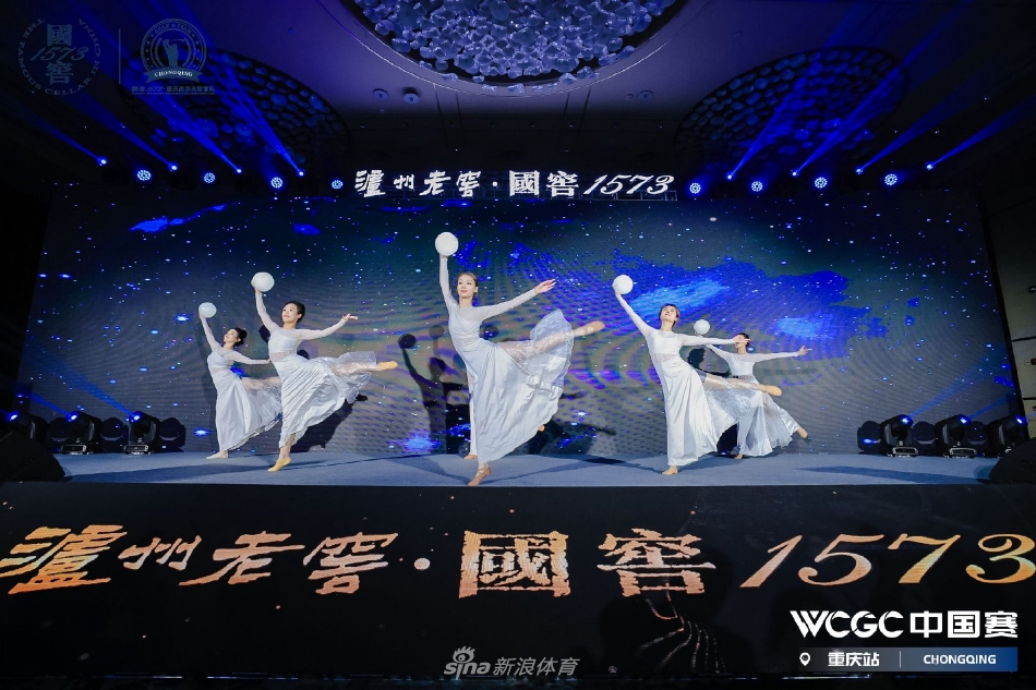 球队成立仪式合影，众人精神抖擞，背景横幅宣示着一段崭新旅程的开始。