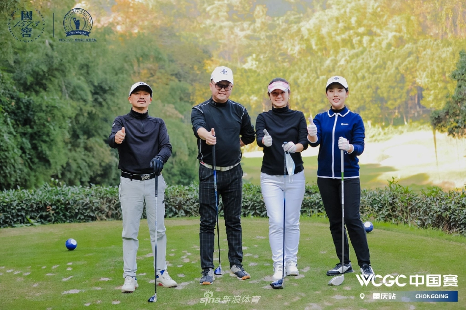 夕阳下的球场静谧美好，球车与身影拉长，为一天的激战写下宁静的注脚。