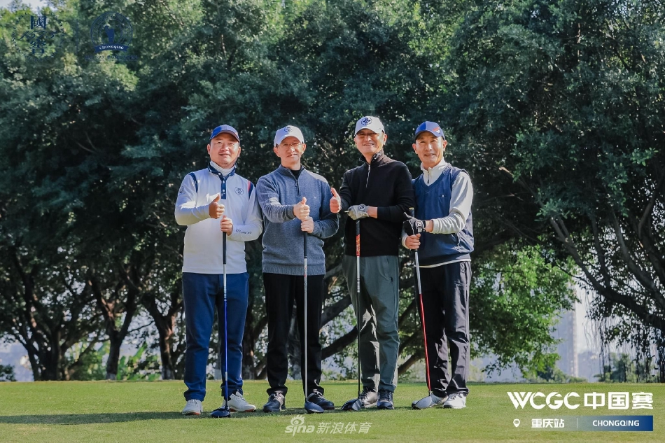 队友间亲密击掌鼓励，默契与 camaraderie 在击掌的瞬间温暖传递。